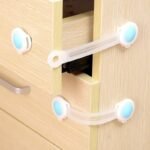 Protection adhésive pour placard enfant